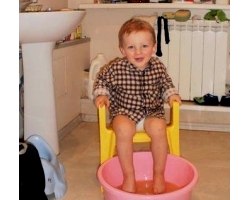 Як правильно парити ноги дитині?