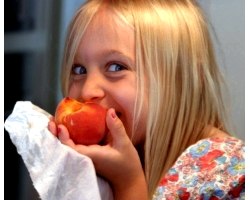 Як привчити дитину їсти овочі та фрукти?
