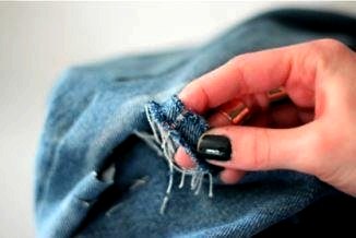Як зробити дірки на джинсах?