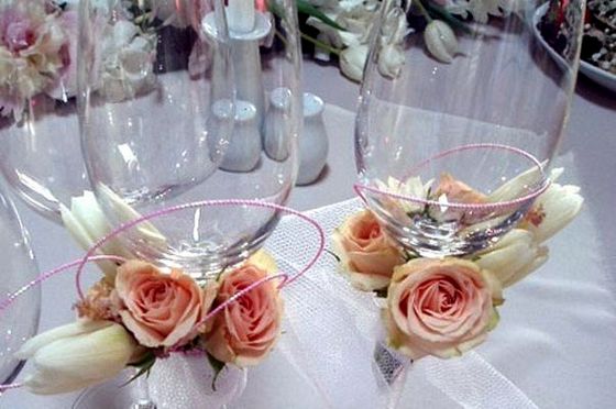 Як прикрасити весільні келихи: оригінальні ідеї декору