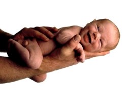 Які звичаї і традиції в різних країнах при народженні немовляти?