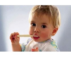 Коли потрібно починати чистити зуби дитині?