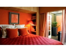 Кімната в помаранчевому кольорі