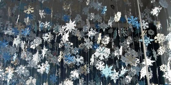 Краса в простоті: об`ємні сніжинки з паперу своїми руками