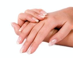 Правильний догляд за руками і нігтями