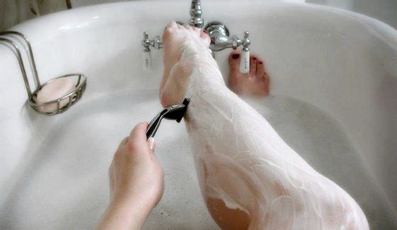 Зі скількох років можна голити ноги?