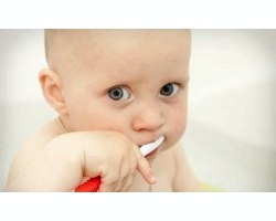 У дитини карієс молочних зубів